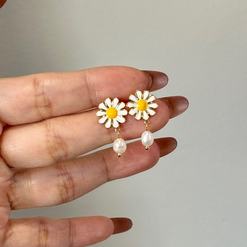 Daisy Pearl Drop Earrings